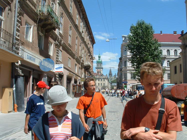 Na placu katedralnym. W tle rynek i Cerkiew Wooska.