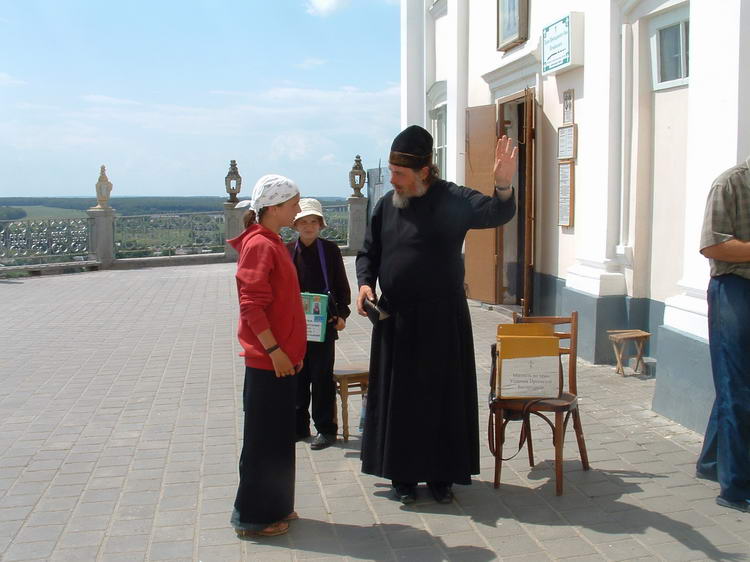 Rozmowa z poczajowskim monachem (mnichem) ... swoj drog jak oni wytrzymuj te upay w takich strojach?