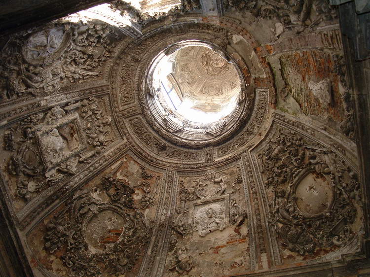 Pikna, ale bardzo zniszczona kopua kaplicy grobowej na zamku Sieniawskich w Brzeanach