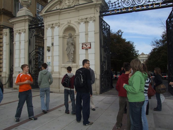 Na uniwersytet ? - Nie, jeszcze za wczenie.