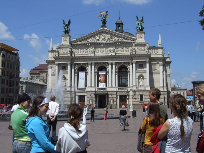 Teatr lwowski. Stoi na dbowych palach, a pod nim pynie rzeka. Kto by pomyla.