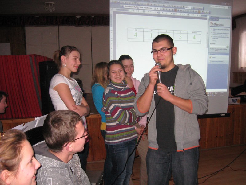 Mikrofon dla wszystkich, a naprawd dla przedstawicieli klas, ktrzy musieli zanuci wylosowan kold, tak aby klasa odgada jej tytu.