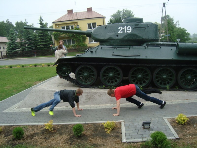 Poranny obowizek strzelcw - Dawid i Mateusz pompuj.