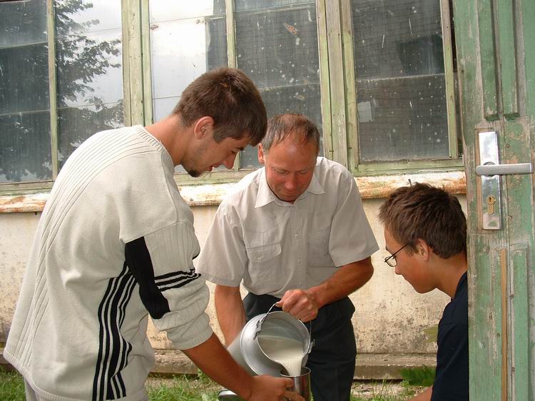 ...a rano poczstowali mlekim i suszonymi morelami. Pi mona byo dowoli, szkoda, e nie wszyscy lubi mleko. Na zdjciu najwiksze mlekopije.